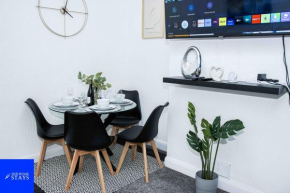 2ndHomeStays- Stoke-on-Trent-A Serene 3 Bed House with a Garden View-Suitable for Contractors-Relocation Families-Group of Friends-Sleeps 6 - 16 mins to J15 M6 and 36 mins to Alton Towers Resort